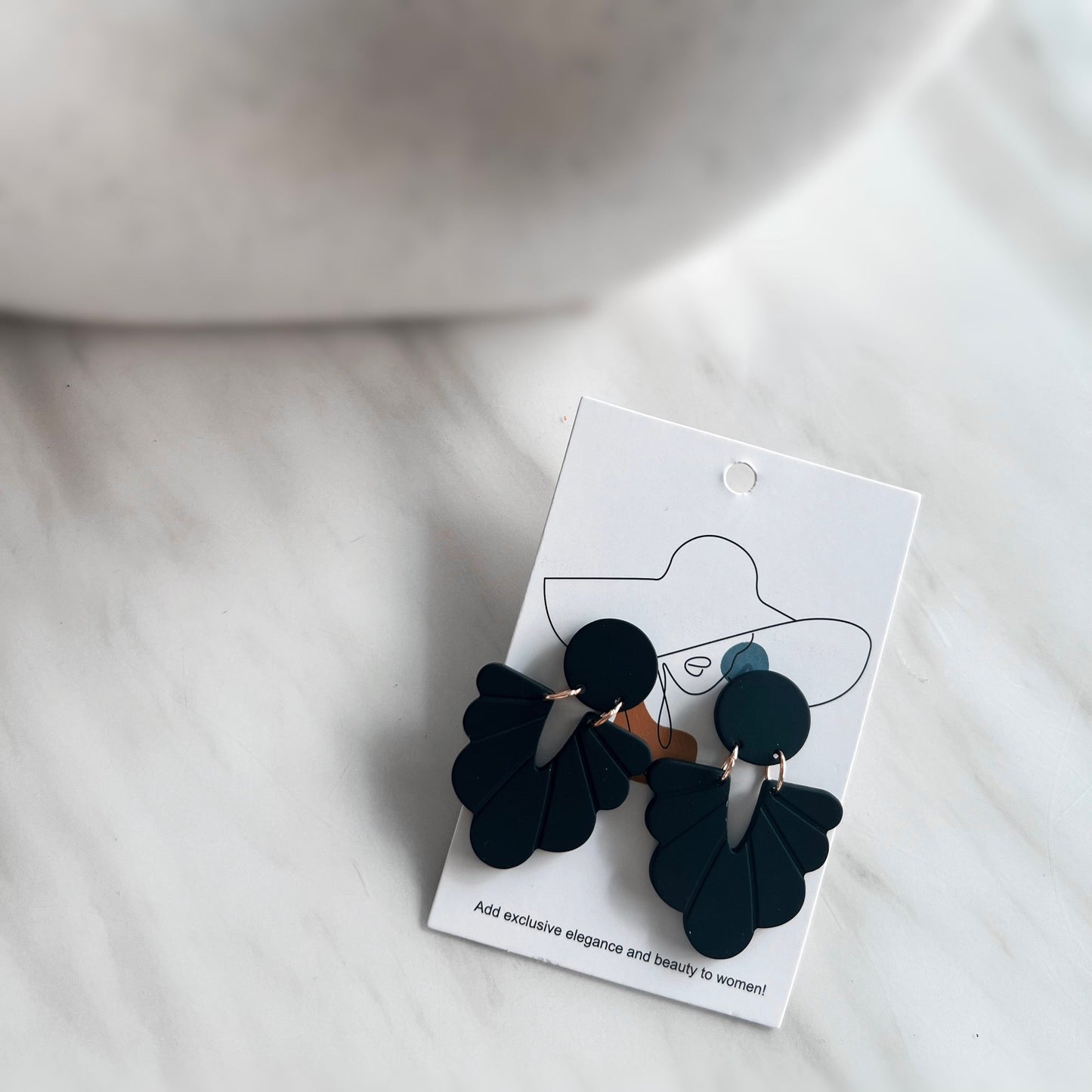 Luxury gift hampers Australia – beautifully curated gourmet hampers, wine gift boxes, and pamper hampers for all budgets. Perfect for birthdays, anniversaries, corporate gifts & special occasions. Gift Bae offers Perth same-day delivery & Australia-wide shipping. Shop the best gift hampers online today!